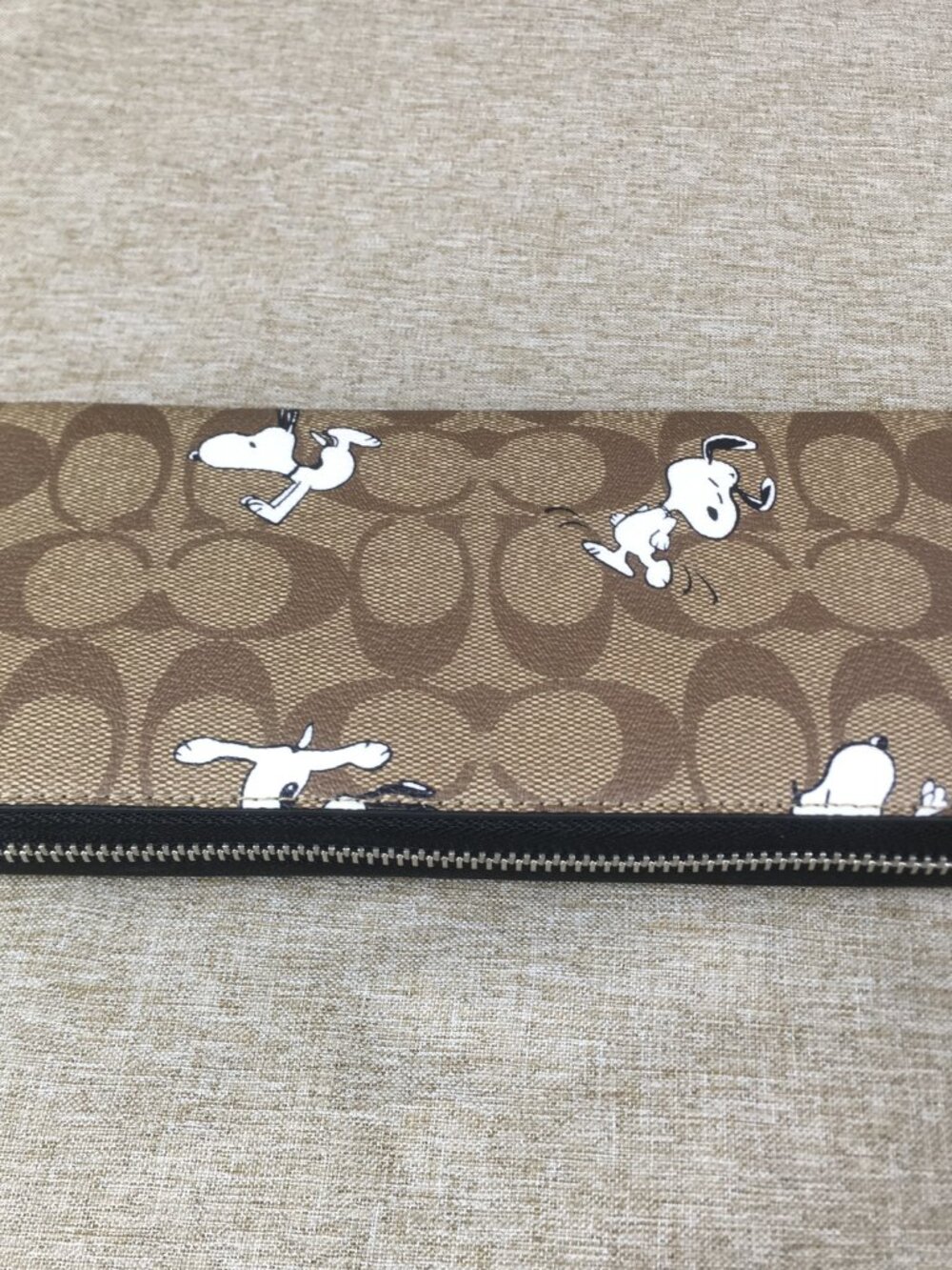 Coach x Peanuts Snoopy Wristlet Wallet - Picture 5 of 9